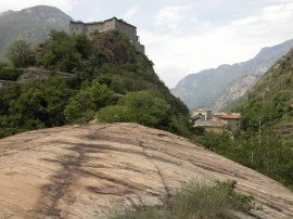 Panorama su Forte di Bard e sul paese dal geosito archeologico (15576 bytes)